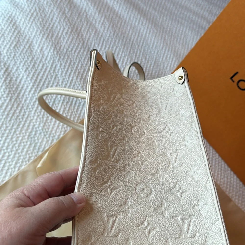 Louis Vuitton OnTheGo MM Cream Tote w/ box and dust bag - Picture 13 of 16